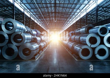 Rouleaux de tôle d'acier galvanisé à l'intérieur de l'usine ou de l'entrepôt. Banque D'Images