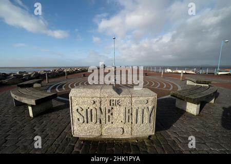 Morecambe, Royaume-Uni, 01/02/2022, le site du projet Eden Nord proposé est vu à Morecambe comme le projet a fait un pas de plus vers la réalité après que les conseillers du Lancashire ont accordé la permission de planification pour l'éco-attraction de £125m.Eden Project North, qui serait construit dans des dômes géants et transparents sur la promenade de Morecambe, est présenté au gouvernement comme une initiative « prête à démarrer » qui pourrait aider à stimuler la ville côtière privée de Morecambe, au Royaume-Uni.Crédit : Jon Super/Alay Live News. Banque D'Images