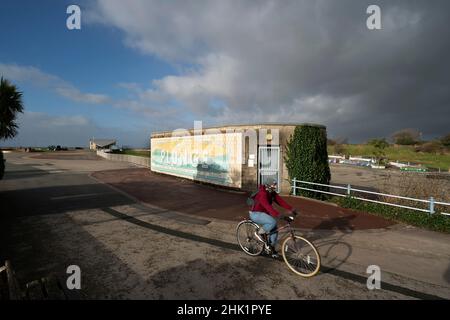 Morecambe, Royaume-Uni, 01/02/2022, le site du projet Eden Nord proposé est vu à Morecambe comme le projet a fait un pas de plus vers la réalité après que les conseillers du Lancashire ont accordé la permission de planification pour l'éco-attraction de £125m.Eden Project North, qui serait construit dans des dômes géants et transparents sur la promenade de Morecambe, est présenté au gouvernement comme une initiative « prête à démarrer » qui pourrait aider à stimuler la ville côtière privée de Morecambe, au Royaume-Uni.Crédit : Jon Super/Alay Live News. Banque D'Images