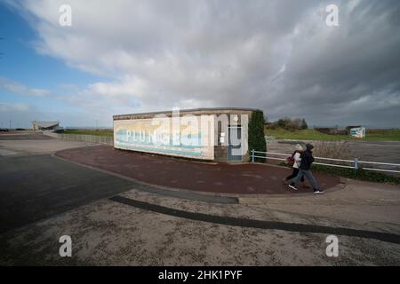 Morecambe, Royaume-Uni, 01/02/2022, le site du projet Eden Nord proposé est vu à Morecambe comme le projet a fait un pas de plus vers la réalité après que les conseillers du Lancashire ont accordé la permission de planification pour l'éco-attraction de £125m.Eden Project North, qui serait construit dans des dômes géants et transparents sur la promenade de Morecambe, est présenté au gouvernement comme une initiative « prête à démarrer » qui pourrait aider à stimuler la ville côtière privée de Morecambe, au Royaume-Uni.Crédit : Jon Super/Alay Live News. Banque D'Images