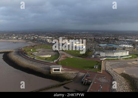 Morecambe, Royaume-Uni, 01/02/2022, le site du projet Eden Nord proposé est vu à Morecambe comme le projet a fait un pas de plus vers la réalité après que les conseillers du Lancashire ont accordé la permission de planification pour l'éco-attraction de £125m.Eden Project North, qui serait construit dans des dômes géants et transparents sur la promenade de Morecambe, est présenté au gouvernement comme une initiative « prête à démarrer » qui pourrait aider à stimuler la ville côtière privée de Morecambe, au Royaume-Uni.Crédit : Jon Super/Alay Live News. Banque D'Images