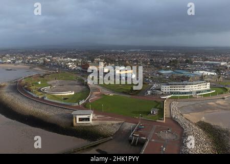 Morecambe, Royaume-Uni, 01/02/2022, le site du projet Eden Nord proposé est vu à Morecambe comme le projet a fait un pas de plus vers la réalité après que les conseillers du Lancashire ont accordé la permission de planification pour l'éco-attraction de £125m.Eden Project North, qui serait construit dans des dômes géants et transparents sur la promenade de Morecambe, est présenté au gouvernement comme une initiative « prête à démarrer » qui pourrait aider à stimuler la ville côtière privée de Morecambe, au Royaume-Uni.Crédit : Jon Super/Alay Live News. Banque D'Images