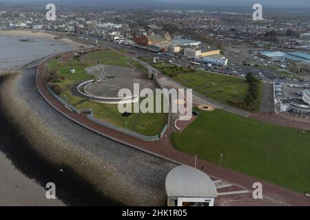 Morecambe, Royaume-Uni, 01/02/2022, le site du projet Eden Nord proposé est vu à Morecambe comme le projet a fait un pas de plus vers la réalité après que les conseillers du Lancashire ont accordé la permission de planification pour l'éco-attraction de £125m.Eden Project North, qui serait construit dans des dômes géants et transparents sur la promenade de Morecambe, est présenté au gouvernement comme une initiative « prête à démarrer » qui pourrait aider à stimuler la ville côtière privée de Morecambe, au Royaume-Uni.Crédit : Jon Super/Alay Live News. Banque D'Images