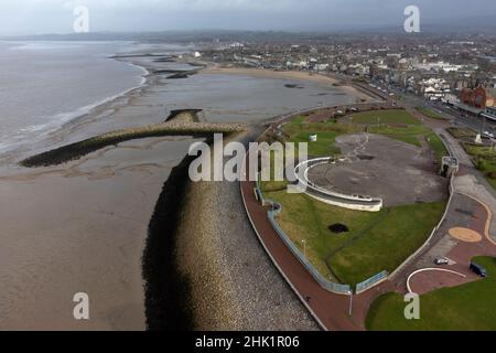 Morecambe, Royaume-Uni, 01/02/2022, le site du projet Eden Nord proposé est vu à Morecambe comme le projet a fait un pas de plus vers la réalité après que les conseillers du Lancashire ont accordé la permission de planification pour l'éco-attraction de £125m.Eden Project North, qui serait construit dans des dômes géants et transparents sur la promenade de Morecambe, est présenté au gouvernement comme une initiative « prête à démarrer » qui pourrait aider à stimuler la ville côtière privée de Morecambe, au Royaume-Uni.Crédit : Jon Super/Alay Live News. Banque D'Images