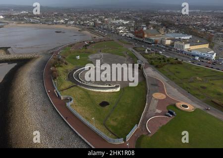 Morecambe, Royaume-Uni, 01/02/2022, le site du projet Eden Nord proposé est vu à Morecambe comme le projet a fait un pas de plus vers la réalité après que les conseillers du Lancashire ont accordé la permission de planification pour l'éco-attraction de £125m.Eden Project North, qui serait construit dans des dômes géants et transparents sur la promenade de Morecambe, est présenté au gouvernement comme une initiative « prête à démarrer » qui pourrait aider à stimuler la ville côtière privée de Morecambe, au Royaume-Uni.Crédit : Jon Super/Alay Live News. Banque D'Images