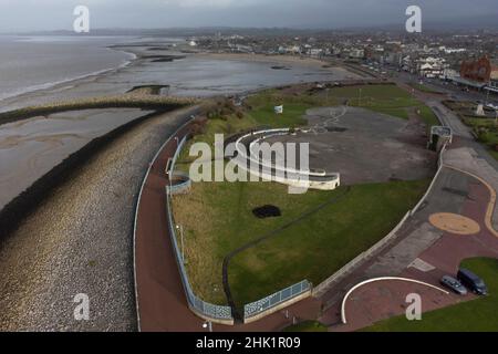 Morecambe, Royaume-Uni, 01/02/2022, le site du projet Eden Nord proposé est vu à Morecambe comme le projet a fait un pas de plus vers la réalité après que les conseillers du Lancashire ont accordé la permission de planification pour l'éco-attraction de £125m.Eden Project North, qui serait construit dans des dômes géants et transparents sur la promenade de Morecambe, est présenté au gouvernement comme une initiative « prête à démarrer » qui pourrait aider à stimuler la ville côtière privée de Morecambe, au Royaume-Uni.Crédit : Jon Super/Alay Live News. Banque D'Images