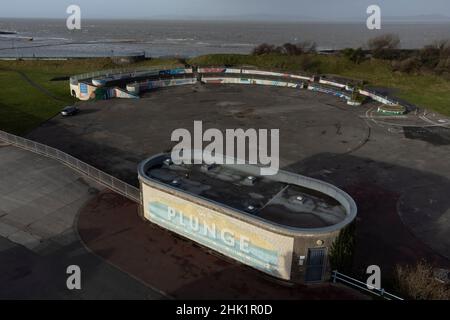 Morecambe, Royaume-Uni, 01/02/2022, le site du projet Eden Nord proposé est vu à Morecambe comme le projet a fait un pas de plus vers la réalité après que les conseillers du Lancashire ont accordé la permission de planification pour l'éco-attraction de £125m.Eden Project North, qui serait construit dans des dômes géants et transparents sur la promenade de Morecambe, est présenté au gouvernement comme une initiative « prête à démarrer » qui pourrait aider à stimuler la ville côtière privée de Morecambe, au Royaume-Uni.Crédit : Jon Super/Alay Live News. Banque D'Images