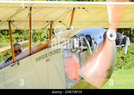 Hawker Cygnet réplique biplan vintage tournant son moteur.1920s avions de compétition légers Banque D'Images