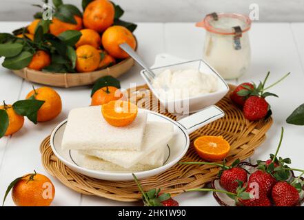 Ingrédients pour la fabrication de fruits Sandwich ou de fruits japonais Sando, pain blanc, crème whip aux fruits frais, sur la table blanche Banque D'Images