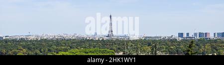 France, Ile de France, Paris, 2020-22-07.La Tour Eiffel au coeur de la capitale française et les arbres aux couleurs estivales.(Vue panoramique) Banque D'Images