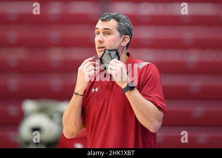 31 janvier 2022: Matt Langel, entraîneur-chef de Colgate Raiders, regarde contre les Lafayette Leopards pendant la première moitié d'un match de basket-ball de la NCAA le 31 janvier 2022 au Kirby Sports Center à Easton, Pennsylvanie.Colgate défait Lafayette 72-61.Riche Barnes/CSM Banque D'Images