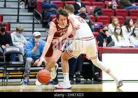 31 janvier 2022: Lafayette Leopards avance Tomas Verbinskis (12) Grabs Colgate Raiders garde Jack Ferguson (13) sur un trajet vers le panier pendant la première moitié d'un match de basket-ball de la NCAA le 31 janvier 2022 au Kirby Sports Center à Easton, Pennsylvanie.Colgate défait Lafayette 72-61.Riche Barnes/CSM Banque D'Images