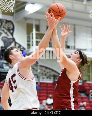 31 janvier 2022 : les Lafayette Leopards font avancer Neal Quinn (45) et les Colgate Raiders font avancer Keegan Records (14) pour une balle lâche pendant la première moitié d'un match de basket-ball de la NCAA le 31 janvier 2022 au Kirby Sports Center à Easton, Pennsylvanie.Colgate défait Lafayette 72-61.Riche Barnes/CSM Banque D'Images