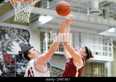 31 janvier 2022 : les Lafayette Leopards font avancer Neal Quinn (45) et les Colgate Raiders font avancer Keegan Records (14) pour une balle lâche pendant la première moitié d'un match de basket-ball de la NCAA le 31 janvier 2022 au Kirby Sports Center à Easton, Pennsylvanie.Colgate défait Lafayette 72-61.Riche Barnes/CSM Banque D'Images