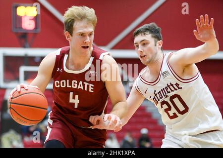 31 janvier 2022: Colgate Raiders garde Ryan Moffatt (4) conduit au panier comme Lafayette Leopards garde CJ Fulton (20) défend pendant la deuxième moitié d'un match de basket-ball NCAA le 31 janvier 2022 au Kirby Sports Center à Easton, Pennsylvanie.Colgate défait Lafayette 72-61.Riche Barnes/CSM Banque D'Images