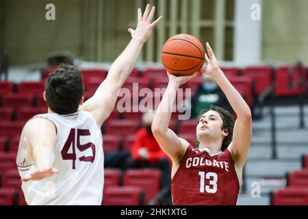 31 janvier 2022: Colgate Raiders garde Jack Ferguson (13) tire le ballon tandis que Lafayette Leopards avance Neal Quinn (45) défend pendant la deuxième moitié d'un match de basket-ball de la NCAA le 31 janvier 2022 au Kirby Sports Center à Easton, Pennsylvanie.Colgate défait Lafayette 72-61.Riche Barnes/CSM Banque D'Images