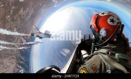 Le Maj. Lauren 'Threat' Schlichting, pilote de l'aile droite de l'escadron de démonstration aérienne de la Force aérienne des États-Unis, survole fort Huachuca, Arizona, le 26 janvier 2022.L'équipe a passé près d'un mois loin de sa station d'accueil à la base aérienne de Nellis, Nevada, pour lui donner l'occasion de simuler l'environnement du salon aérien et de s'entraîner avec un espace aérien dédié et un terrain difficile.(É.-U.Photo de la Force aérienne par le sergent d'état-major.Andrew D. Sarver) Banque D'Images