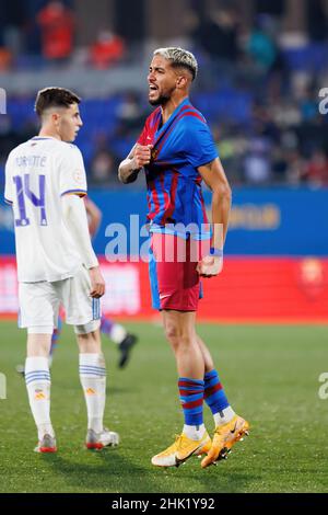 BARCELONE - 29 JANVIER : Matheus Pereira fête après avoir mis un but à l'honneur lors du match Primera RFEF entre le FC Barcelone B et le Real Madrid Castilla à t Banque D'Images