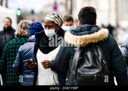 Paris, France, le 1 février 2022.L'illustration montre que les gens portent des masques pour protéger Covid-19 dans la rue (avenue des champs-Elysées) près de l'Arc de Triomphe à Paris, France, le 1 février 2022. Le siège de la police de Paris a annoncé le 31 janvier la fin de l'obligation de porter un masque extérieur dans la capitale à partir de février 2,En particulier en raison de la baisse dans les cas de Covid-19. Banque D'Images