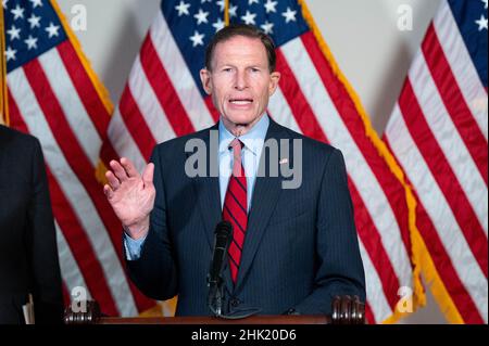 Washington, États-Unis.01st févr. 2022.Le sénateur américain Richard Blumenthal (D-CT) prend la parole à la conférence de presse du caucus démocrate du Sénat.Crédit : SOPA Images Limited/Alamy Live News Banque D'Images