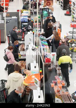 Richmond Heights, États-Unis.01st févr. 2022.Les clients se font la queue pour utiliser le check-out dans un supermarché Schnucks de Richmond Heights, Missouri, le mardi 1 février 2022.Les gens font le plein après que les prévisionnistes aient prédit que la région de St. Louis pourrait voir la neige tomber n'importe où de 8 à 14 pouces jeudi.Photo par Bill Greenblatt/UPI crédit: UPI/Alay Live News Banque D'Images