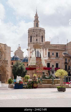 Valence, Espagne - 4 septembre 2021 : des fleurs sont placées sur une figurine Sainte Vierge Marie par différents habitants pour la célébration Fallas sur la Placa de Banque D'Images