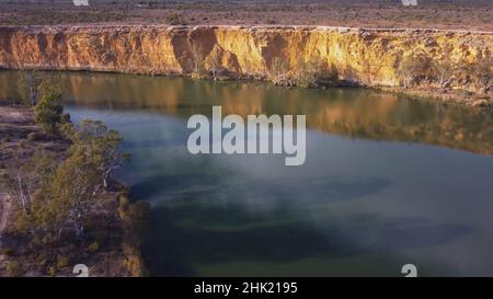 prise de vue aérienne, en aval, de falaises au grand virage sur la rivière murray Banque D'Images