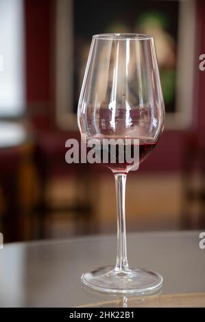 Industrie viticole de l'île de Chypre, dégustation de vin rouge sec sur un ancien domaine situé sur les pentes sud de la chaîne de montagnes de Troodos. Banque D'Images