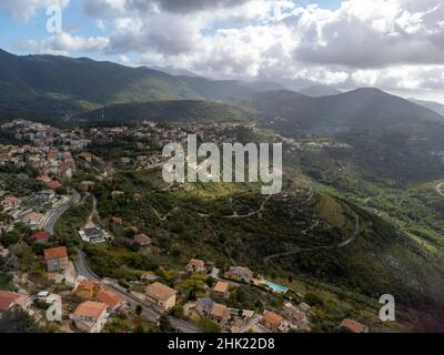 Vue aérienne sur le parc national vert Monti Aurunci avec des plantations d'oliviers près de Fondi, Lazio, Italie en automne Banque D'Images