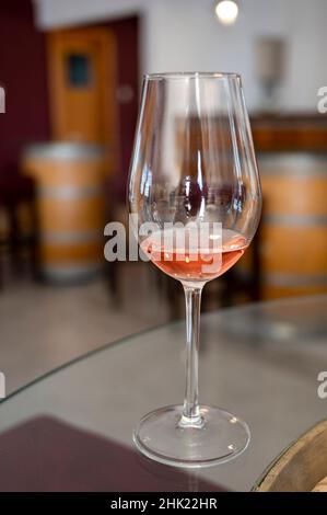 Industrie viticole de l'île de Chypre, dégustation de vin sec rose sur un ancien domaine situé sur les pentes sud de la chaîne de montagnes de Troodos. Banque D'Images