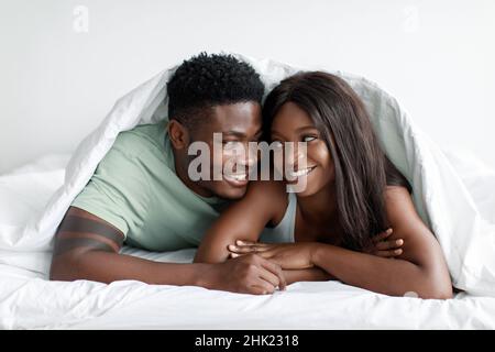 Portrait du sourire heureux millénaire mari et femme afro-américains se réveiller profiter d'un moment tendre Banque D'Images