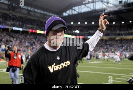 Detroit, États-Unis.02nd janvier 2011.Le quarterback des Minnesota Vikings Brett Favre est sorti du terrain alors que le temps est écoulé dans un match contre les Detroit Lions à Ford Field, à Detroit, le 2 janvier 2011.(Photo de Jeff Wheeler/Minneapolis Star Tribune/TNS/Sipa USA) crédit: SIPA USA/Alay Live News Banque D'Images