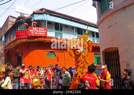 Kolkata, Inde.01st févr. 2022.La communauté chinoise vivant dans la ville effectue une danse du lion pour célébrer le premier jour de l'année lunaire chinoise.(Photo de Dipa Chakraborty/Pacific Press) crédit: Pacific Press Media production Corp./Alay Live News Banque D'Images