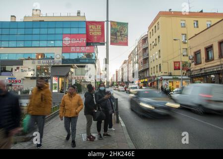 C'est l'année numéro 4719 selon le calendrier chinois et le tigre est un animal qui "effraie" Pas de chance.Selon les données officielles de l'Institut national de statistique, Madrid est passée de 33 489 Chinois au recensement de 2008 à 63 549 en 2021.Selon le Registre municipal de la population de 2021, il y a 40 570 Chinois dans la seule capitale.La plus grande concentration de la communauté chinoise dans toute l'Espagne se trouve dans UserA, qui a même maintenant un Centre pour les aînés chinois, où au lieu de jouer le ballon, ils jouent au ping-pong.Le quartier, et toute la ville, ce Banque D'Images