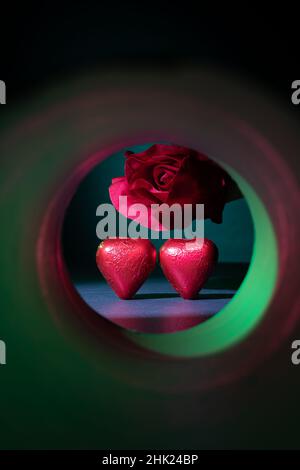 Helsinki / Finlande - 2 FÉVRIER 2022 : concept de confiseries au chocolat en forme de coeur au bout d'un tunnel éclairé. Banque D'Images