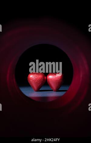 Helsinki / Finlande - 2 FÉVRIER 2022 : concept de confiseries au chocolat en forme de coeur au bout d'un tunnel éclairé. Banque D'Images