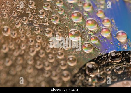 Fond de gouttes d'eau sur la surface en verre du disque compact Banque D'Images