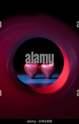 Helsinki / Finlande - 2 FÉVRIER 2022 : concept de confiseries au chocolat en forme de coeur au bout d'un tunnel éclairé. Banque D'Images