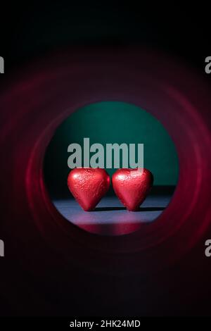 Helsinki / Finlande - 2 FÉVRIER 2022 : concept de confiseries au chocolat en forme de coeur au bout d'un tunnel éclairé. Banque D'Images