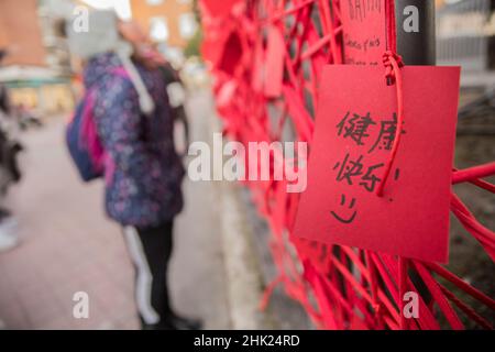 Madrid, Madrid, Espagne.1st févr. 2022.C'est l'année numéro 4719 selon le calendrier chinois et le tigre est un animal qui "effraie" Pas de chance.Selon les données officielles de l'Institut national de statistique, Madrid est passée de 33 489 Chinois au recensement de 2008 à 63 549 en 2021.Selon le Registre municipal de la population de 2021, il y a 40 570 Chinois dans la seule capitale.La plus grande concentration de la communauté chinoise dans toute l'Espagne se trouve dans UserA, qui a même maintenant un Centre pour les aînés chinois, où au lieu de jouer le ballon, ils jouent le ping po Banque D'Images