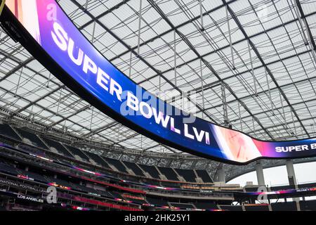 Inglewood, États-Unis.01st févr. 2022.Le mur vidéo géant du stade SOFI montre un panneau Super Bowl.Les Rams de Los Angeles et les Bengals de Cincinnati se réuniront ici le 13 février 2022 (heure locale) dans le dernier match de 56th pour le Vince Lombardi Trophy.Les Bengals se rendent à Los Angeles cinq jours avant le Super Bowl.Comme l'agence de presse américaine AP l'a signalé mardi, l'équipe surprise des séries éliminatoires prévoit d'arriver dans la métropole de la côte ouest le 8 février et de se préparer pour le duel avec les Los Angeles Rams sur le terrain de l'Université de Californie (UCLA).Credit: Maximilian Haupt/dpa/Alay Live News Banque D'Images