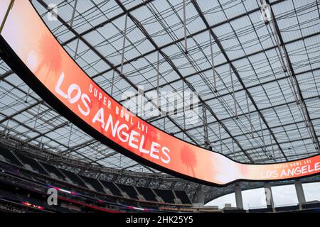 Inglewood, États-Unis.01st févr. 2022.Le mur vidéo géant du stade SOFI montre un panneau Super Bowl.Les Rams de Los Angeles et les Bengals de Cincinnati se réuniront ici le 13 février 2022 (heure locale) dans le dernier match de 56th pour le Vince Lombardi Trophy.Les Bengals se rendent à Los Angeles cinq jours avant le Super Bowl.Comme l'agence de presse américaine AP l'a signalé mardi, l'équipe surprise des séries éliminatoires prévoit d'arriver dans la métropole de la côte ouest le 8 février et de se préparer pour le duel avec les Los Angeles Rams sur le terrain de l'Université de Californie (UCLA).Credit: Maximilian Haupt/dpa/Alay Live News Banque D'Images