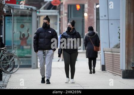 Washington, DC, États-Unis.31st janvier 2022.Des personnes portant un masque sont vues à Washington, DC, aux États-Unis, le 31 janvier 2022.La variante Omicron très contagieuse a représenté 99,9 pour cent des nouvelles infections hebdomadaires COVID-19 aux États-Unis, selon les données mises à jour par les Centers of Disease Control and Prevention (CDC) des États-Unis mardi.Credit: Ting Shen/Xinhua/Alay Live News Banque D'Images