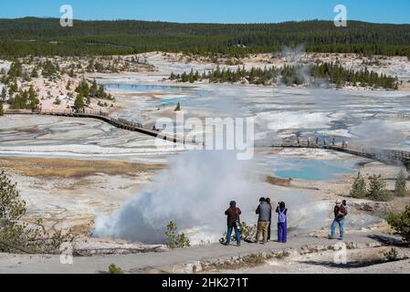Visiteurs sur le sentier du bassin de Norris Geyser dans le parc national de Yellowstone, Wyoming, États-Unis. Banque D'Images