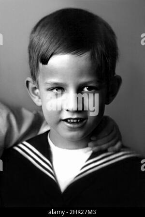 1925 CA, SUÈDE : le réalisateur suédois INGMAR BERGMAN ( 1918 - 2007 ) quand était un petit enfant de 7 ans.Photographe inconnu .- FILM - TEATRO - CINÉMA - REGISTA - personnalités personnalité quand était jeune garçons petits enfants - enfant - enfance - infanzia - personnalità da piccoli piccolo piccola da bambini bambino da giovane giovani - sorriso - sourire - orecchie a sventola - oreilles - vestito alla marinara -Marinaretto - robe de marin --- Archivio GBB Banque D'Images