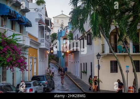 Les piétons marchent sur Caleta de las Monjas, San Juan, Porto Rico Banque D'Images