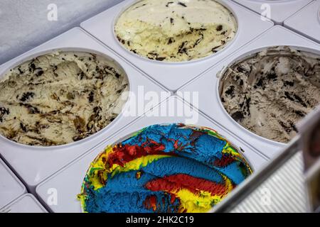 Variétés de crème glacée à vendre dans un magasin de crème glacée, Valley Sweets Ice Cream and Candy, à St. Croix Falls, Wisconsin, États-Unis. Banque D'Images