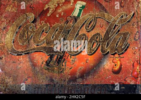 KANCHANABURI, THAÏLANDE-DÉCEMBRE 29,2019 : gros plan vintage coca cola logo bannière, vieux rouillé et cassé plaque de zinc de Coke soft drink panneau publicitaire Banque D'Images