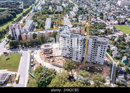 nouveau bâtiment d'appartements à plusieurs étages en construction. vue aérienne depuis un drone volant. Banque D'Images