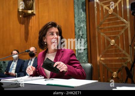 La secrétaire au Commerce Gina Raimondo arrive à un sous-comité des crédits du Sénat sur le commerce, la justice, la science et les agences connexes, qui se rend à l'audience sur l'élargissement de l'accès à large bande à Capitol Hill à Washington, DC, USA, le mardi 1 février 2022.Photo de Sarah Silbiger/Pool/ABACAPRESS.COM) Banque D'Images